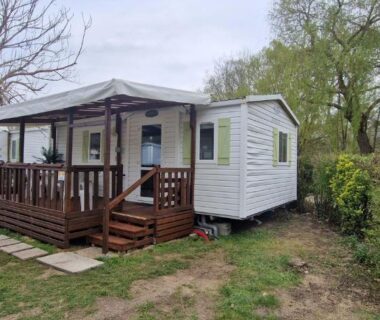 Dans l'Eure terrasse en bois et pelouse devant un mobil-home du Mobil-home avec grande terrasse