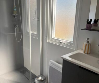 Salle d'eau avec douche et lavabo dans le mobil home avec terrasse Camping 4 étoiles Les Viviers