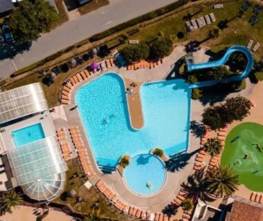 Vue aérienne de l'aire aquatique avec piscines et toboggans au Camping 4 étoiles Les Viviers