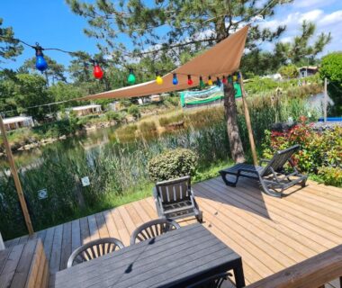 Terrasse sur étang avec table et chaises du Mobil home proche plages Cap-Ferret 4-6 pers Camping 4 étoiles Les Viviers