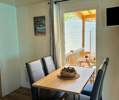 Coin repas et terrasse dans le mobil home Camping Les Viviers