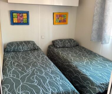 Chambre avec deux lits simples dans le mobil home Les Viviers