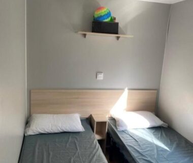 Chambre avec deux lits simples dans le mobil-home camping 3 étoiles 6 couchages climatisé avec piscine chauffée