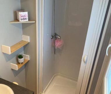 Douche intérieure dans le mobil-home du Mobil-home camping 3 étoiles 6 couchages climatisé avec piscine chauffée