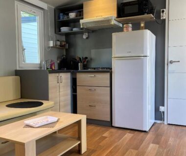 Intérieur coin cuisine et salon dans le mobil-home camping 3 étoiles 6 couchages climatisé avec piscine chauffée