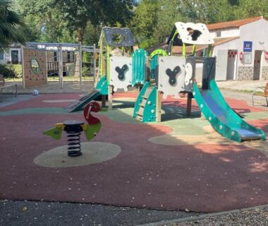Aire de jeux avec toboggans et chevaux à ressort au Mobil-home camping 3 étoiles 6 couchages climatisé avec piscine chauffée