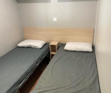 Chambre avec deux lits simples dans le mobil-home camping 3 étoiles 6 couchages climatisé avec piscine chauffée