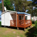 Terrasse en bois devant le mobil home dans la pinède au Mobil home camping 4 étoile