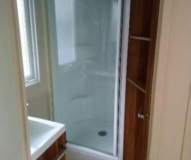 Salle de bain avec douche cabine dans le Mobil home camping 4 étoile