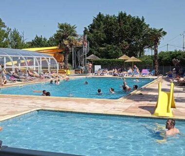 Piscine extérieure avec toboggan et bassins au Mobil home camping 4 étoile