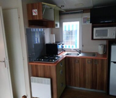 Cuisine équipée avec plaque de cuisson évier micro ondes et réfrigérateur dans le mobil home camping 4 étoile