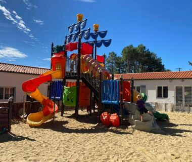 Aire de jeux sur sable avec toboggans du Mobil home camping 4 étoile