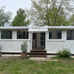 Extérieur mobil home blanc sur pelouse au Mobil home camping Lalande Mimizan