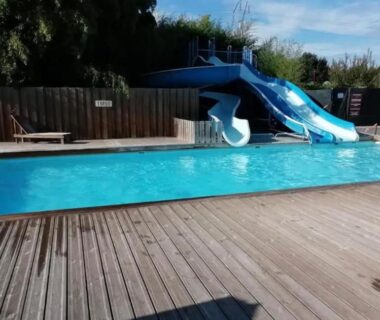 Piscine avec toboggans et solarium en bois du Mobil home camping Lalande Mimizan