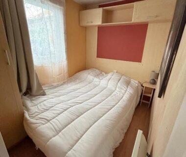Chambre avec lit double et rangements dans le Mobil home camping Lalande Mimizan