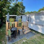 Terrasse en bois avec parasol et barbecue du Mobil home camping Paradis du Quinquis