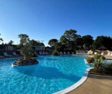 Piscine extérieure entourée de transats au Mobil home camping Paradis du Quinquis
