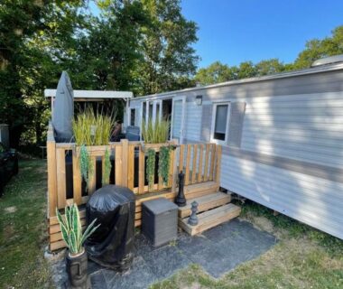 Terrasse en bois avec parasol et barbecue du Mobil home camping Paradis du Quinquis
