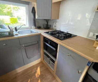 Cuisine équipée avec évier et plaque gaz dans le mobil home au Paradis du Quinquis