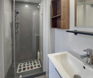 Salle de bain avec douche et lavabo dans le mobil home Camping etoiles Les Dunes de Contis