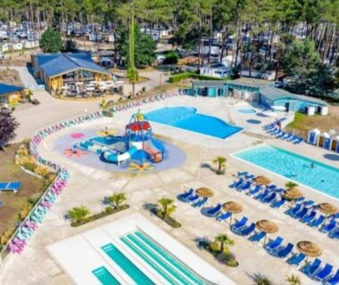Aire aquatique avec piscines toboggans et jeux d'eau au camping Les Dunes de Contis