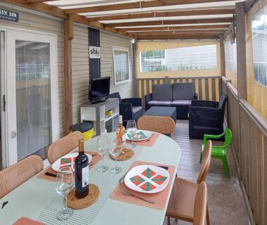 Terrasse couverte avec table et salon extérieur du Mobil-home camping etoiles Les Dunes de Contis Landes Fun pass compris