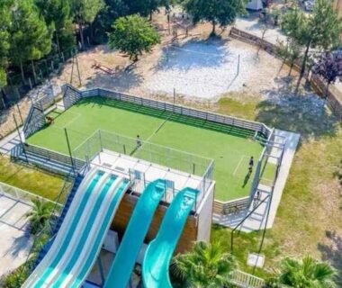 Bassin avec toboggans et terrain multisports au Mobil-home camping etoiles Les Dunes de Contis Landes Fun pass compris