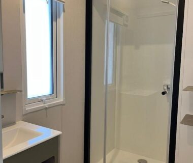 Salle d'eau avec douche vitrée dans le mobil-home camping la Marine 4 étoiles le Grau du Roi
