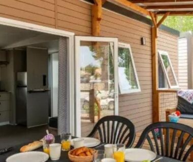 Terrasse avec table de petit déjeuner du Mobil-home camping la Marine 4 étoiles le Grau du roi