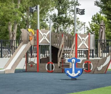 Aire de jeux bateau avec toboggans au camping la Marine mobil-home 4 étoiles Le Grau du Roi