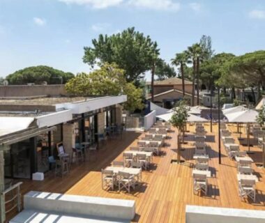 Terrasse en bois avec transats et parasols au camping la Marine 4 étoiles le Grau du roi