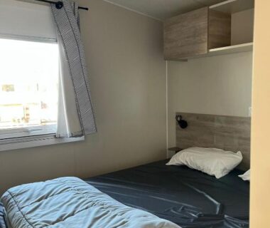 Chambre avec lit double et fenêtre dans le mobil-home camping la Marine 4 étoiles le Grau du roi