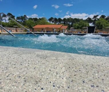 Piscine extérieure avec jets d'eau au Mobil home camping les Oyats