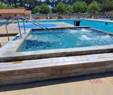 Piscine et spa extérieurs au Mobil home camping les Oyats