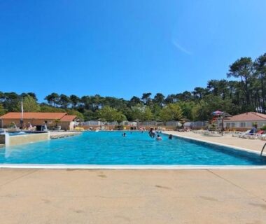 Piscine extérieure et transats au Mobil home camping les Oyats