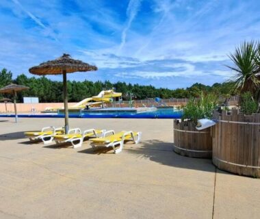 Espace piscine avec transats et parasols au Mobil home camping les Oyats