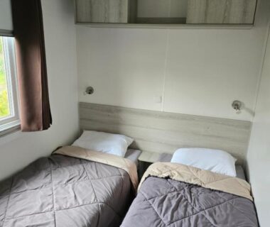 Chambre avec deux lits simples et rangement dans le Mobil home camping les Viviers 8 personnes