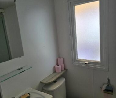 Salle de bains avec lavabo WC fenêtre et rouleaux de papier du Mobil home camping les Viviers 8 personnes