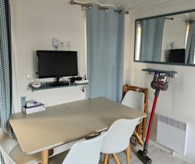 Séjour avec table chaises et télévision dans le Mobil home camping les Viviers 8 personnes