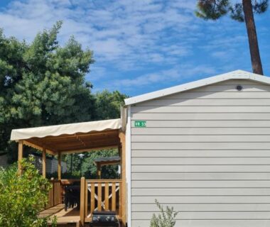 Terrasse en bois ombragée devant mobil home du camping Les Viviers 8 personnes