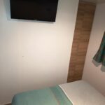 Chambre avec lit et télévision dans le mobil-home camping les sables du midi