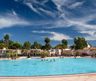Piscine extérieure avec baigneurs au Mobil-home camping les sables du midi