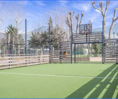 Terrain multisports avec panier de basket au Mobil-home camping les sables du midi