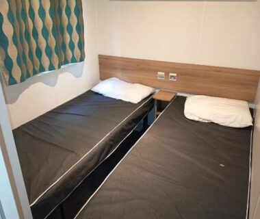 Chambre avec deux lits simples dans le mobil-home du camping les sables du midi