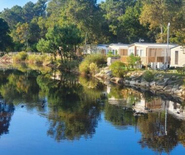 Bord de plan d'eau avec mobil-homes au Mobil home camping luxe 4 étoiles