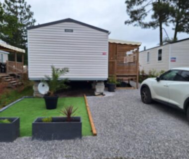 Emplacement de camping avec mobil home, voiture et jardinières du Mobil home camping luxe 4 étoiles