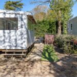Allée entre mobil homes et arbres dans le Mobil home camping siblu