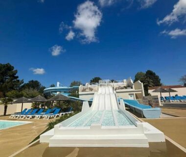 Piscine avec toboggans et transats au Mobil home camping siblu