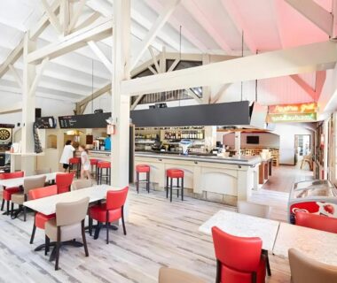 Salle de restaurant lumineuse avec bar et tables du Mobil home camping siblu