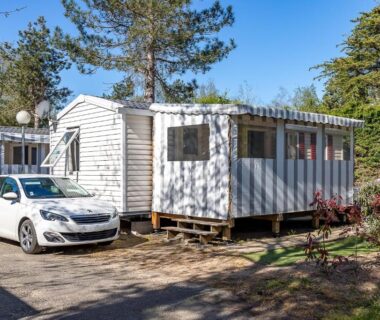 Emplacement de camping avec mobil home et voiture du Mobil home camping siblu